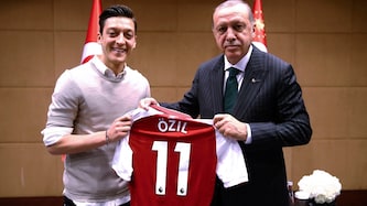 Ex-DFB-Teamspieler Mesut Özil (li.) mit Recep Tayyip Erdoğan. Geht es nach den fanatischen ...