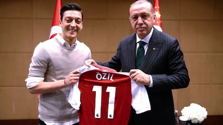 Ex-DFB-Teamspieler Mesut Özil (li.) mit Recep Tayyip Erdoğan. Geht es nach den fanatischen ...