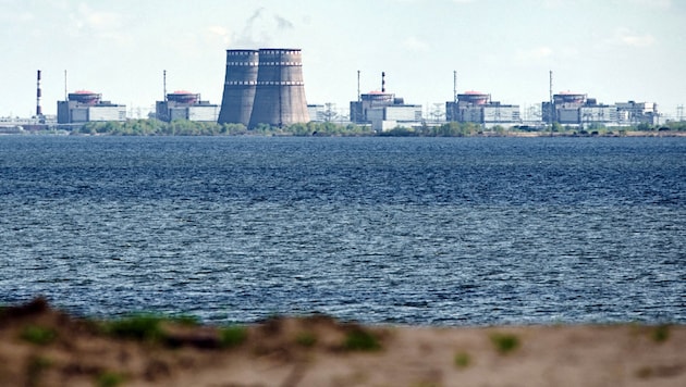 A zaporizzsjai atomerőmű (Bild: APA/AFP/Ed Jones)