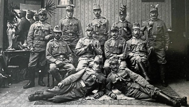 Ein für die damalige Zeit kennzeichnendes Soldatenfoto: Arneitz (stehend, Mitte) im Kreise seiner Kameraden. (Bild: Arneitz)