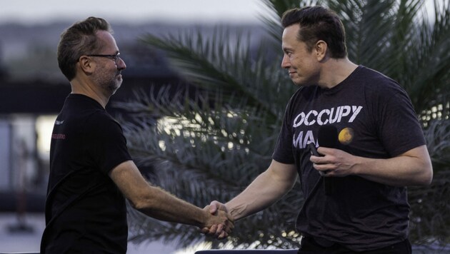 SpaceX-Gründer Elon Musk (rechts) und T-Mobile-CEO Mike Sievert (Bild: AFP)