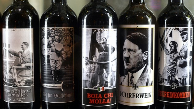 Weinflaschen mit dem Abbild von Adolf Hitler und Benito Mussolini in einem italienischen Geschäft (Bild: AFP)