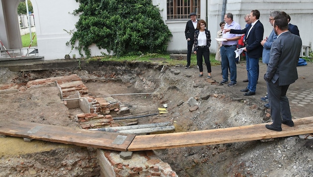 Martha Keil, Bürgermeister Matthias Stadler und Archäologe Ronald Risy vor den freigelegten Mauerresten. (Bild: Josef Vorlaufer/Stadtarchiv)