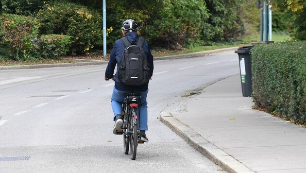 The unknown cyclist is asked to report to the police (symbolic image). (Bild: P. Huber)