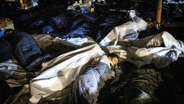 Asylwerber schlafen die dritte Nacht in Folge auf dem Boden vor dem Registrierungs- und Antragszentrum in Ter Apel. (Bild: AFP)