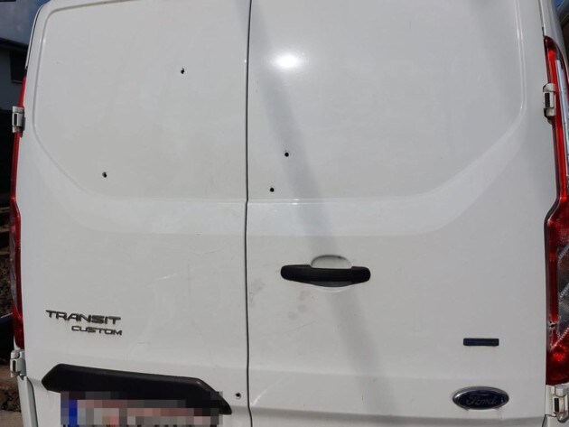 Agujeros de bala en la furgoneta (Imagen: zoom.tirol)