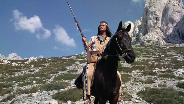 Pierre Brice als Apachen-Häuptling Winnetou in einer Szene der Karl-May-Verfilmung „Winnetou“ (Bild: APA/LEN SIRMAN-ARCHIV/STR)