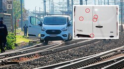 Auf den Gleisen des Bahnhofs St. Johann schoss die Polizei Ende August auf den Kastenwagen. (Bild: Krone KREATIV, ZOOM.TIROL,)