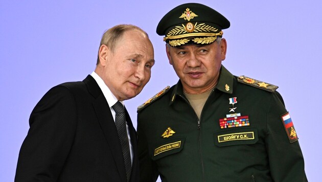 Machthaber Putin und sein Verteidigungsminister Schoigu vergangene Woche in Moskau (Bild: Sputnik, Kremlin Pool Photo via AP)