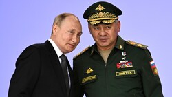 Machthaber Putin und sein Verteidigungsminister Schoigu vergangene Woche in Moskau (Bild: Sputnik, Kremlin Pool Photo via AP)