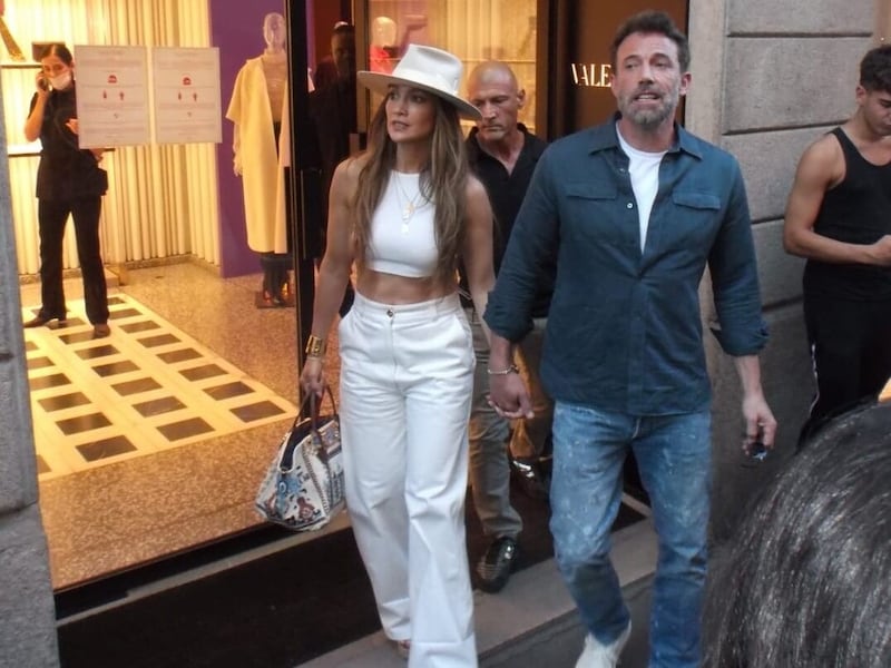 Im Honeymoon machten J.Lo und Affleck einen Abstecher nach Mailand. Auch dort waren die Paparazzi zur Stelle. (Bild: Mimmo Carriero / PA / picturedesk.com)