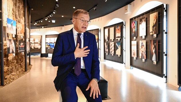 Landeshauptmann Thomas Stelzer wurde von der OÖ-„Krone“ zum Sommergespräch in die Hartlauer-Fotogalerie am Pöstlingberg geladen. (Bild: Markus Wenzel)