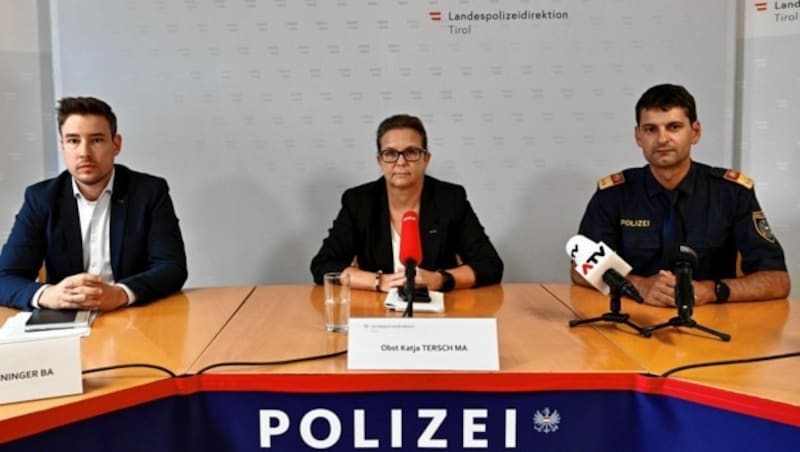 LKA-Chefin Katja Tersch mit Ermittler Wolfgang Weninger (li.) und Martin Reisenzein, Bezirkspolizeikommandant Kitzbühel. (Bild: LIEBL DANIEL/zeitungsfoto.at)