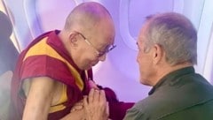 „Ich hab‘ mir gedacht, die Chance muss ich nutzen“: Der Linzer kniete sich auch vor den Dalai Lama. (Bild: zVg)