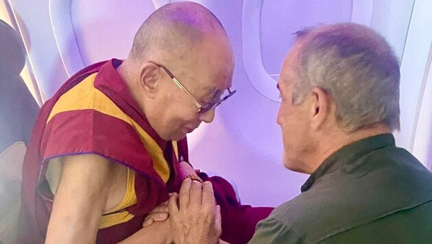 „Ich hab‘ mir gedacht, die Chance muss ich nutzen“: Der Linzer kniete sich auch vor den Dalai Lama. (Bild: zVg)