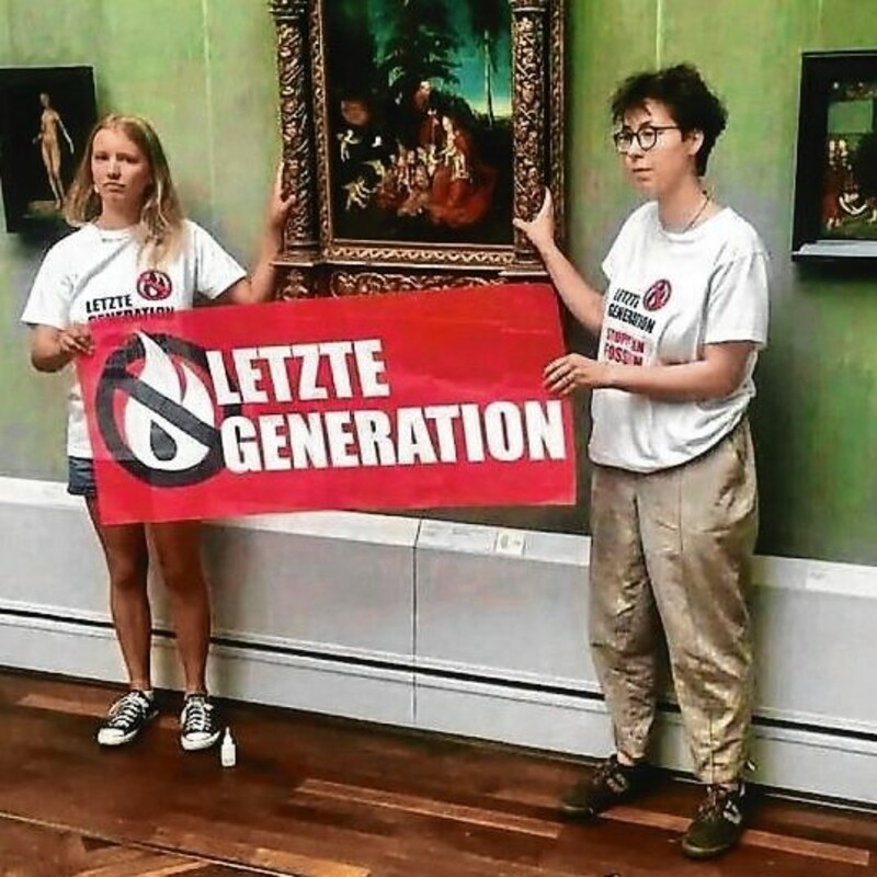 In Berlin klebten sich am Donnerstag Aktivistinnen bei einem Gemälde fest. (Bild: Letzte Generation)