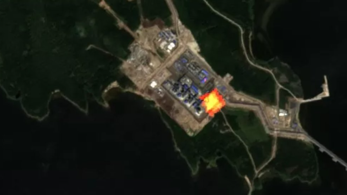 Ein Satellitenbild zeigt die Infrarotstrahlung, die bei der Verbrennung von Gas im Kraftwerk Portovaya entsteht. (Bild: COPERNICUS SENTINEL/SENTINEL HUB/PIERRE MARKUSE)