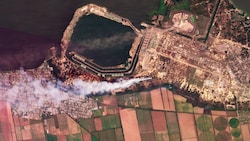 Ein Satellitenbild von Mittwoch zeigt die Rauchsäulen der Brände beim AKW. (Bild: AP)