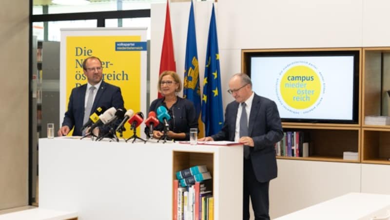 von links: VPNÖ-Landesgeschäftsführer Bernhard Ebner, NÖ-Landeshauptfrau Johanna Mikl-Leitner und Professor Christian Keuschnigg im Rahmen der Pressekonferenz anlässlich des Campus Niederösterreich der Volkspartei NÖ an der FH St. Pölten. (Bild: Volkspartei Niederösterreich)