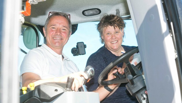 Norbert Sieber con la editora Sonja Schlingensiepen en el tractor (Imagen: Mathis Fotografie)