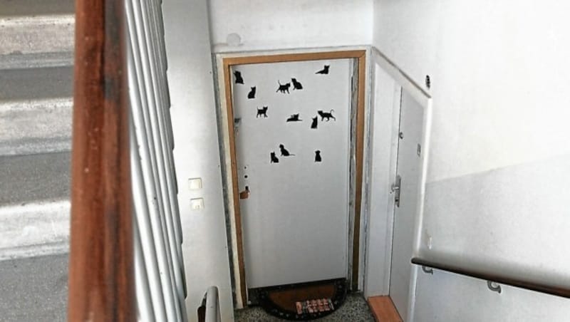 In dieser Wohnung wurden die zwei männlichen Leichen gefunden. (Bild: Schiel Andreas)