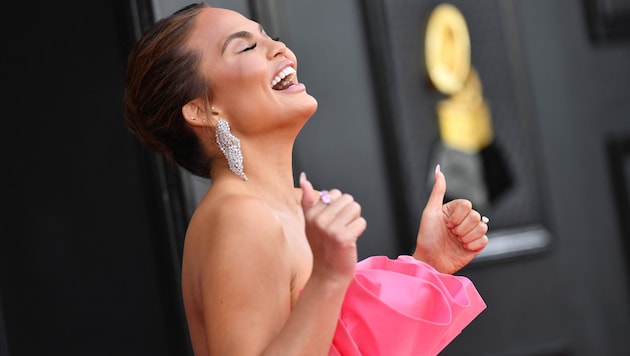 Chrissy Teigen witzelt gern über ihre Körbchengröße. (Bild: APA/Photo by ANGELA WEISS/AFP)