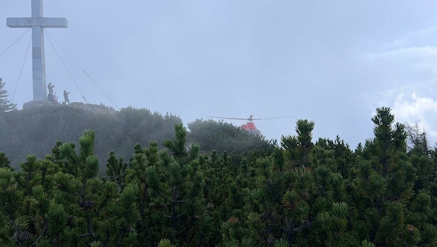 Rettungshelikopter "Martin 3" schwebt zur Bergung beim Traunstein-Gipfelkreuz ein (Bild: Bergrettung Gmunden)