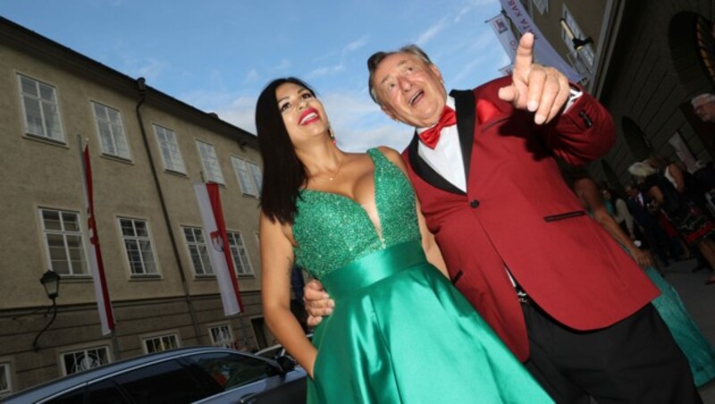 Baumeister Richard Lugner mit Bambi Nina Bruckner bei den Salzburger Festspielen (Bild: Franz Neumayr / picturedesk.com)