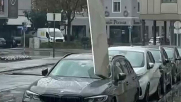 Unwetter in Klagenfurt: Ein von einem Dach herabstürzendes Teil durchbohrt eine Windschutzscheibe. (Bild: Klagenfurt elite instagram)