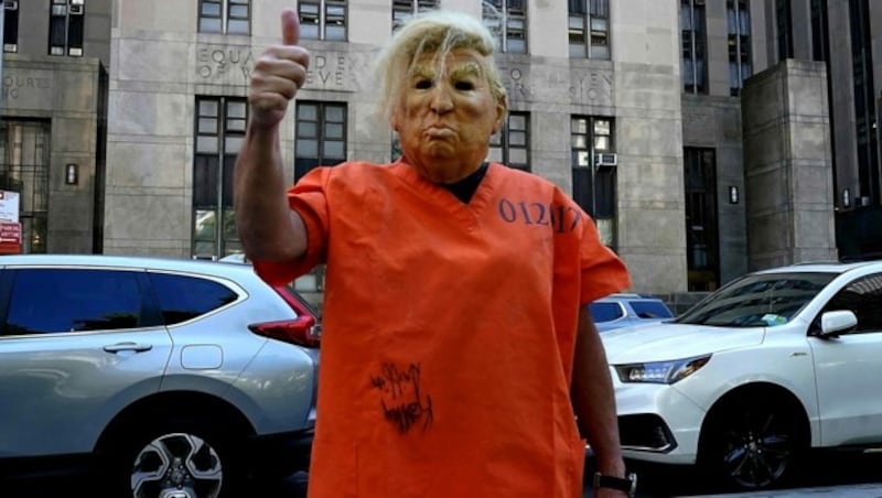 Dieser Demonstrant in New York City würde Donald Trump am liebsten in Häftlingskleidung sehen. (Bild: APA/AFP/TIMOTHY A. CLARY)