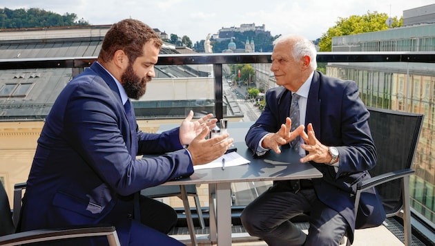 Vor dem Hintergrund der Festung Hohensalzburg war auch ein wehrhaftes Europa eines der zentralen Themen beim Gespräch zwischen dem EU-Außenbeauftragten Josep Borrell (re.) und „Krone“-Außenpolitik-Redakteur Clemens Zavarsky. (Bild: Markus Tschepp)