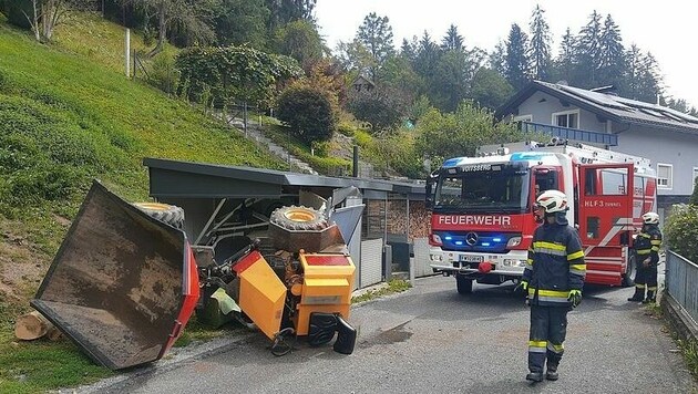 Für die Bergung des abgestürzten Forstfahrzeuges standen auch Einsatzkräfte der Feuerwehren Voitsberg und Ligist im Einsatz. (Bild: FF Voitsberg/Gehr)