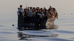 Migranten in einem Holzboot im Meer südlich von Lampedusa: Sie wurden am Samstag von der Ocean Viking aufgenommen. (Bild: AP)
