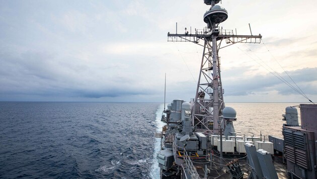 Die US-Marine veröffentlichte dieses Bild des Lenkwaffenkreuzers USS Chancellorsville in der Taiwanstraße. (Bild: APA/AFP/US NAVY/Justin Stack)