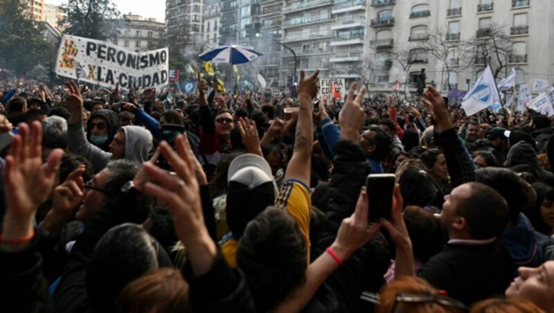 Tausende Anhänger der argentinischen Vize-Präsidentin Cristina Fernández de Kirchner liefern sich in Buenos Aires gewalttätige Auseinandersetzungen mit der Polizei. (Bild: APA/Photo by Luis ROBAYO/AFP)