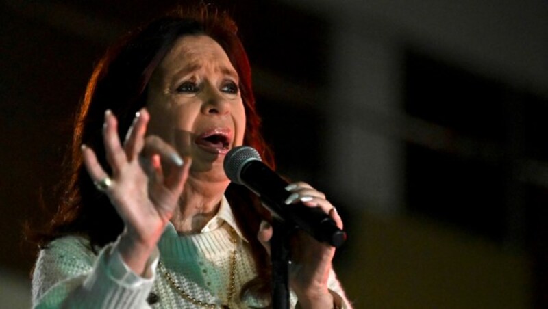 Die argentinische Vizepräsidentin Cristina Fernandez de Kirchner spricht in Buenos Aires zu Anhängern bei einer Demonstration in der Nähe ihres Hauses. (Bild: APA/Photo by Luis ROBAYO/AFP)