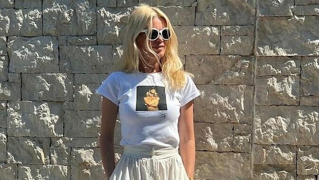 Claudia Schiffer mit einem Oben-ohne-Foto von sich am T-Shirt. (Bild: www.instagram.com/claudiaschiffer)