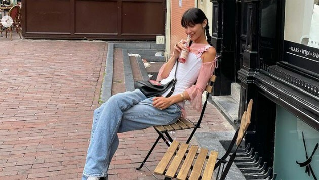 Bella Hadid kombiniert ein Korsett zu weiten Jeans. (Bild: www.instagram.com/bellahadid)