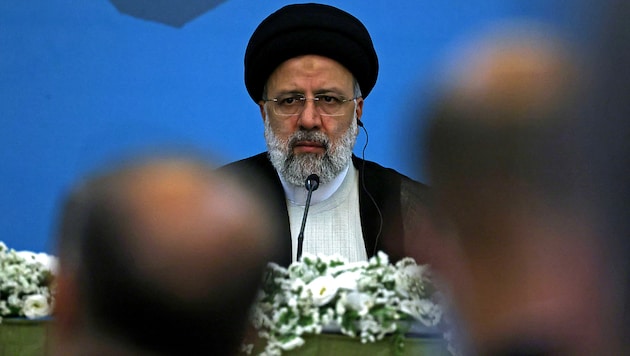Präsident Ebrahim Raisi war an der Universität in Teheran bei den Studentinnen unerwünscht. (Bild: APA/AFP/ATTA KENARE)