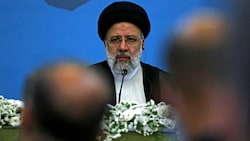 Präsident Ebrahim Raisi war an der Universität in Teheran bei den Studentinnen unerwünscht. (Bild: APA/AFP/ATTA KENARE)