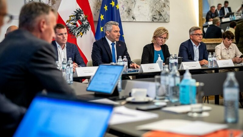 Ernste Mienen beim Krisengipfel mit Bundeskanzler Karl Nehammer, Energieministerin Leonore Gewessler, Wirtschaftsminister Martin Kocher, Finanzminister Magnus Brunner, Grünen-Klubobfrau Sigrid Maurer und Vertretern der Energieversorger (Bild: BKA/Arno Melicharek)