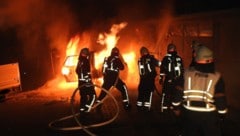 Ein Auto brannte am Sonntagabend in Pöllauberg. (Bild: FF Pöllau)