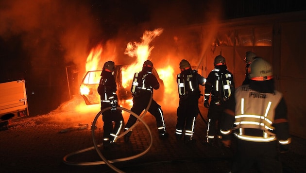 Ein Auto brannte am Sonntagabend in Pöllauberg. (Bild: FF Pöllau)