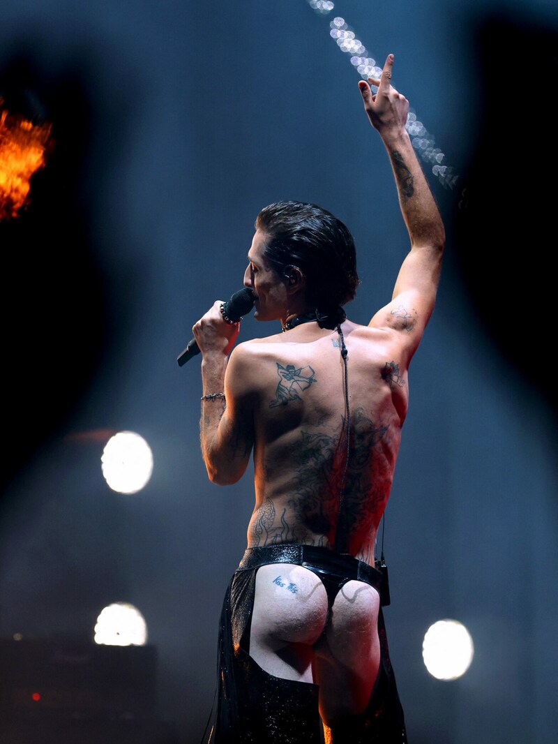 Damiano David of Måneskin mit nacktem Po bei den MTV VMAs 2022 im Prudential Center (Bild: APA/Dimitrios Kambouris/Getty Images for MTV/Paramount Global/AFP )