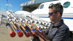 In Fargo im US-Bundesstaat North Dakota bestücken die Experten des „Weather Modification“-Konzerns die Tragflügel von speziell adaptierten Jets. Die Praxis zur Bekämpfung der Trockenheit wird jetzt aber von Farmern hinterfragt - sie behaupten, dass die Trockenheit dadurch verstärkt wird. (Bild: Dave Kolpack / AP / picturedesk.com)