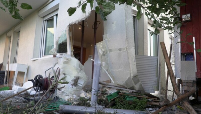 In der Familienwohnung klafft dort, wo der Lieferwagen eingeschlagen hat, nun ein Loch. (Bild: Maurice Shourot)