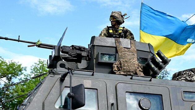Die ukrainische Hauptstadt Kiew ist Dienstagfrüh Ziel einer massiven russischen Attacke aus der Luft geworden. Soldaten rüsten sich für den Kampf. (Bild: AFP/PA/Miguel Medina)