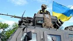 Ein ukrainischer Maschinengewehr-Schütze auf einem gepanzerten Fahrzeug (Bild: AFP/PA/Miguel Medina)