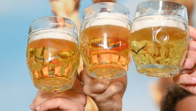 Prost mit Tränen! Die Krise macht den Gerstensaft teurer ... (Bild: Scharinger Daniel)