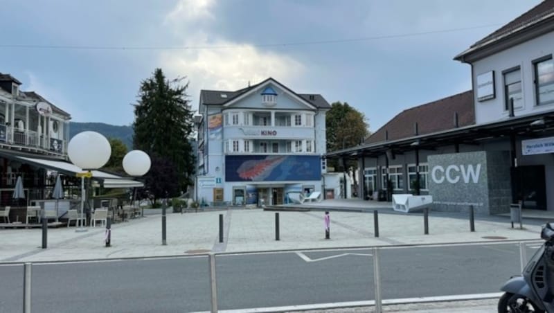 Dunkle Wolken hängen über dem Monte-Carlo-Platz in Pörtschach. (Bild: Hronek Eveline)